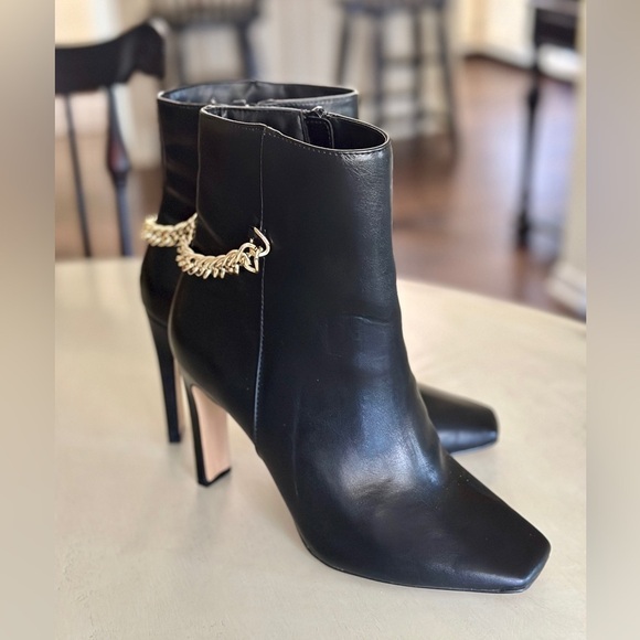 EXPRESS, WOMENS, BLACK ANKLE BOOTS WITH A GOLD CHAIN DETAIL. SIZE 10 - Picture 1 of 9